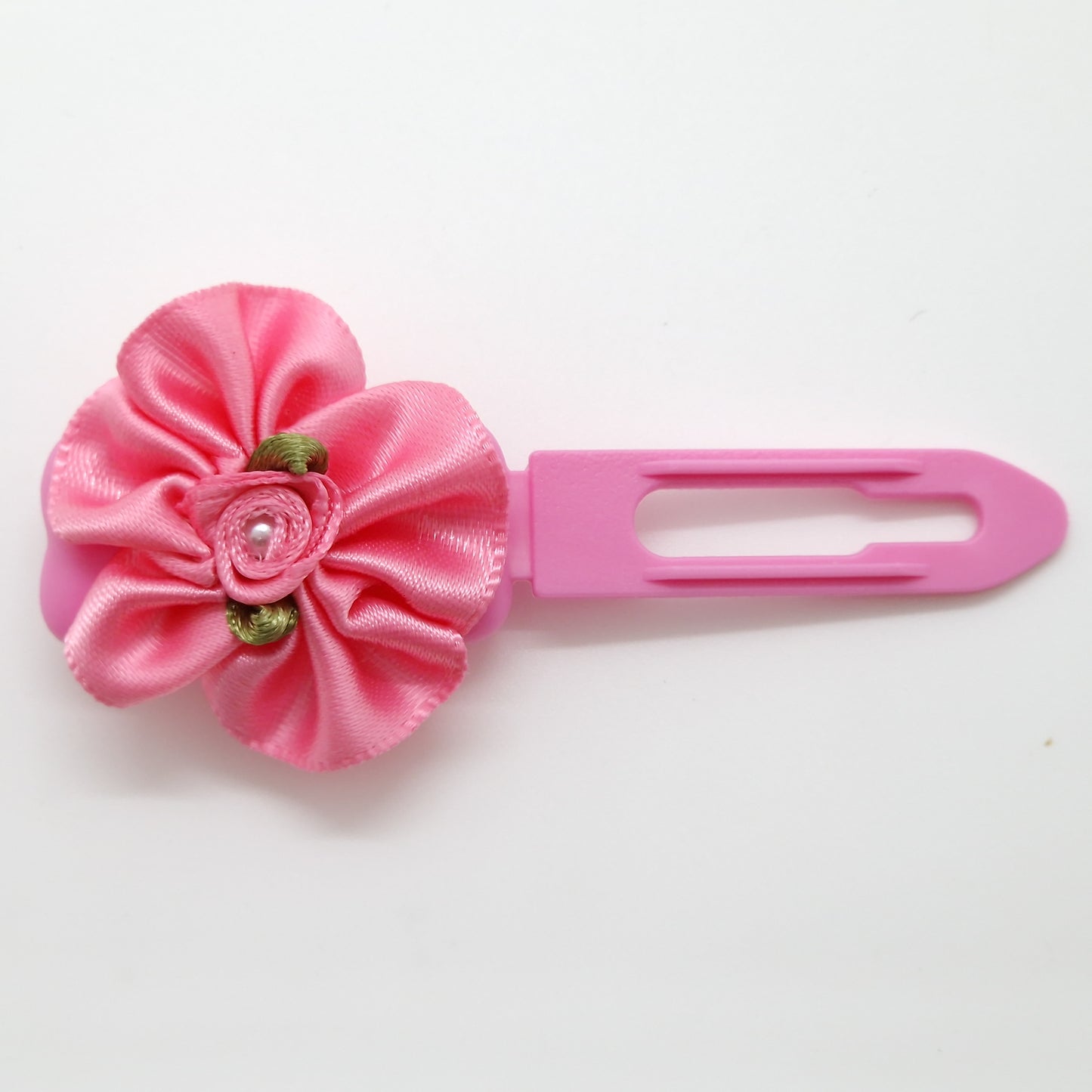 Roses en ruban doux avec centre de perle sur clip de 3,5 cm