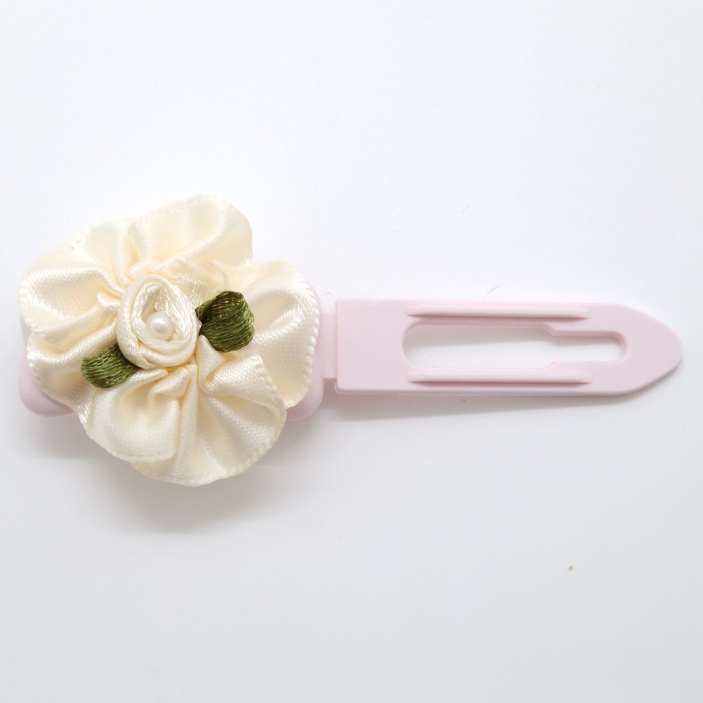 Roses en ruban doux avec centre de perle sur clip de 3,5 cm