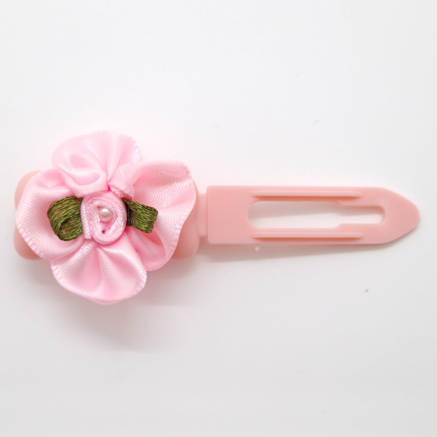 Roses en ruban doux avec centre de perle sur clip de 3,5 cm