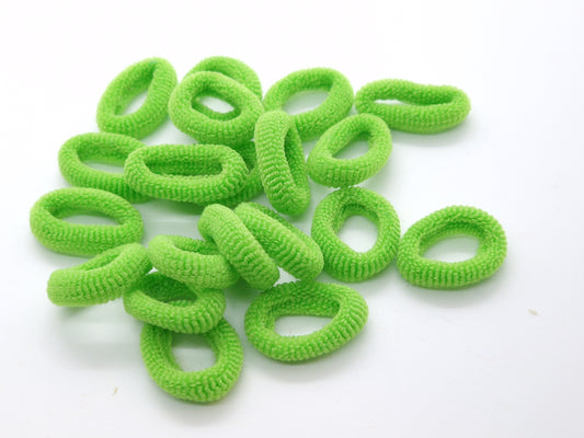 Weiche Gummibänder mit grünem Haarknoten