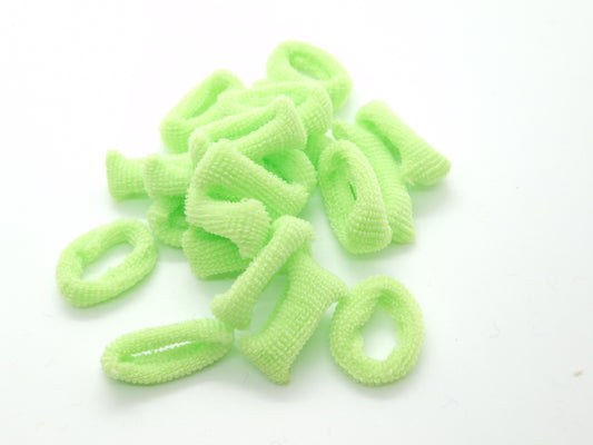 Hellgrüne, weiche Gummibänder mit Knoten